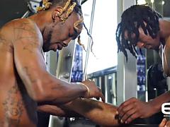 Muscular black boys fuck at the gym and share it all on cam