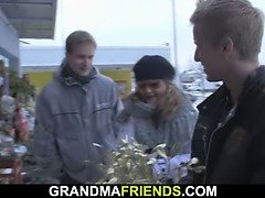 Blasen, Geile alte tussi, Reif, Milf, Mann mann frau, Mutti, Realität, Flotter dreier