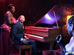 Grosser arsch, Grosser schwanz, Schwarz, Blasen, Hundestellung, Schwarz, Milf, Flotter dreier