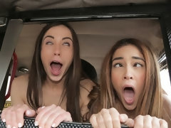 Cul, Blonde, Sucer une bite, Voiture, En levrette, 2 femmes 1 homme, Adolescente, Plan cul à trois