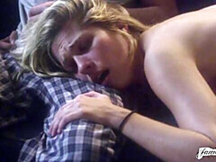 Gros cul, Blonde, Sucer une bite, En levrette, Seins naturels, Cheveux courts, Adolescente, Nénés