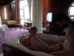 Enthousiasteling, Pijpbeurt, Schattig, Diep in de keel, Hd, Rijpe lesbienne, Tepels, Tiener