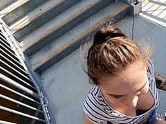 18 jahre, Grosser arsch, Blondine, Blasen, Hundestellung, Im freien, Pov, Tätowierung