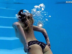 お尻, ブロンド, フェティッシュ, 彼女, Hd, プール, タトゥー, 水中