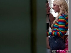 Cul, Blonde, Sucer une bite, En levrette, Branlette thaïlandaise, Tatouage, Adolescente