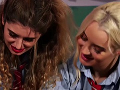 Enthousiasteling, Naakte man aangeklede vrouw, Pompom meid, Dominante vrouw, Handbeurt, Masturbatie, Slet