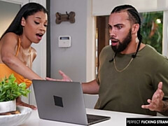 18 ans, Gros cul, Grosse bite, Gros seins, Sucer une bite, En levrette, Maigrichonne, Adolescente