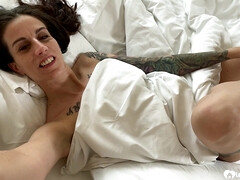 Brunette brune, Femelle, Fait maison, Hôtel, Nue  à poil, Orgasme, Rasée, Nénés