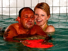 Blonde, Branlette thaïlandaise, Nue  à poil, Piscine, Rasée, Sport, Adolescente, Nénés