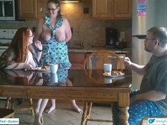 Mooie dikke vrouwen, Man die toekijkt, Hd, Keuken, Moeder die ik wil neuken, Natuurlijke tieten, Slaaf, Trio