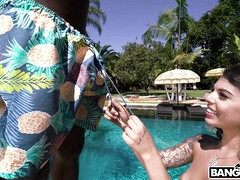 デカチン, 黒人, フェラチオ, 異人種間, アウトドア, プール, タトゥー, ティーン