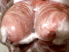 Nana, Gros seins, Brunette brune, Plantureuse, Seins naturels, Douche, Solo, Nénés