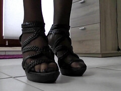 Enthousiasteling, Fetisj, Voeten fetish, Duits, Rijpe lesbienne, Buiten, Trio, Tieten likken