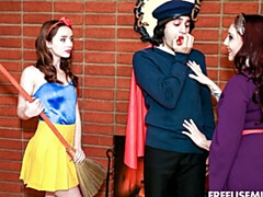 Gros cul, Grosse bite, Gros seins, Sucer une bite, En levrette, 2 femmes 1 homme