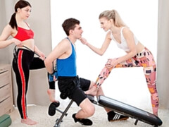 Grote lul, Pijpbeurt, Hondjeshouding, 1 man 2 vrouwen, Natuurlijke tieten, Mager, Sportoefening, Tiener