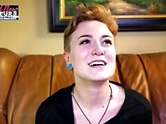 Leie, Blasen, Braunhaarige, Sperma im mund, Hundestellung, Aufs gesicht abspritzen, Zierlich, Rasiert