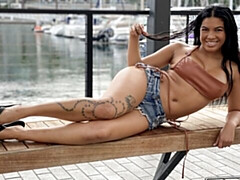 18 ans, Gros seins, Sucer une bite, Brunette brune, Branlette thaïlandaise, Léchez, Masturbation, Adolescente