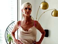 Grosser kitzler, Grosse titten, Kitzler, Gehörnter ehemann, Oma, Masturbation, Reif, Milf