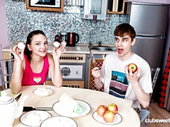 Grosse bite, Sucer une bite, Brunette brune, En levrette, Seins naturels, Petite femme, Maigrichonne, Adolescente