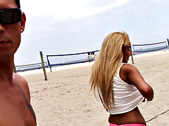 Plage, Sucer une bite, En levrette, Lunettes, Embrassement, De plein air, Pov, Tatouage