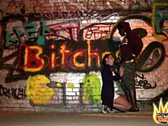 Gros cul, Grosse bite, Sucer une bite, En levrette, Seins naturels, Cheveux courts, Adolescente, Nénés