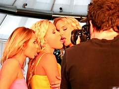 18 jahre, Grosser arsch, Fingern, Lecken, Masturbation, Rasiert, Dürr, Entkleiden