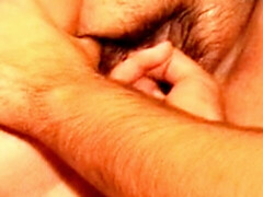 18 años, Verga grande, Tetas grandes, Gordita, Penetracion con puños, Peludo, Lamidas, Madres para coger