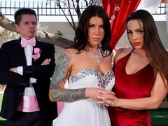 Tetas grandes, Morena, Penetracion con dedos, Besar, Masturbación, Coño, Strapon, Juguetes