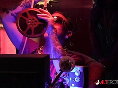 Большие сиськи, Грудастые, Парочка, Глубокая глотка, Собачьи, Милф, Натуральные сиськи, Тату