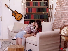 Kont, Rondborstig, Vingeren, Zoenen, Anaal likken, Geschoren, Tatoeage, Tieten likken