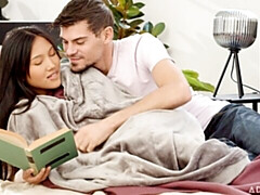 Aziatisch, Grote kont, Grote lul, Bruinharig, Likken, Natuurlijke tieten, Tiener, Tieten likken