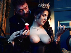 Gros cul, Grosse bite, Gros seins, Sucer une bite, En levrette, Poilue, Seins naturels, Chatte