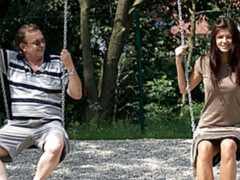 Pijpbeurt, Bruinharig, Jurk, Likken, Natuurlijke tieten, Buiten, Geschoren, Tiener