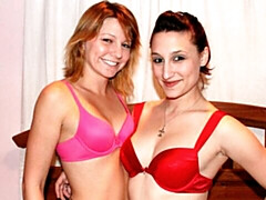 Gros seins, Embrassement, Masturbation, Chatte, Rasée, Dénudage, Adolescente, Nénés