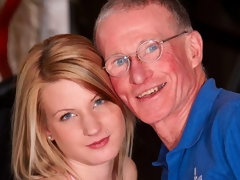 お尻, ブロンド, フェラチオ, カワイイ, バック, 手コキする, キス, 剃毛