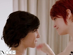 ベビーシッター, ブロンド, イマラチオ, なめる, 下着, 馬乗り, スパンキング, 三人