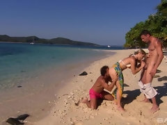 Анальный секс, Блондинки, Семяизвержение, Двойное проникновение, Сперма на лице, На природе, На публике, Втроем