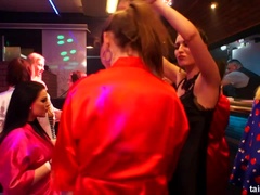 茶髪の, 衣服着たままセックス, 異人種間, キス, レズビアン, パーティ, サテン, スインガー