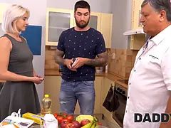 Wohlbeleibte schöne frauen, Blondine, Geschnappt, Betrug, Gehörnter ehemann, Papi, Hd, Jungendliche (18+)