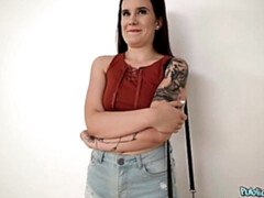 Gros cul, Grosse bite, Gros seins, Sucer une bite, Brunette brune, En levrette, Argent, Adolescente