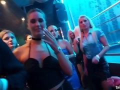 Schwarz, Blondine, Braunhaarige, Tanzen, Küssen, Masturbation, Orgie, Schüchtern