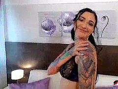 Sucer une bite, Rasée, Tatouage