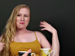 Grote mammen, Blond, Pijpbeurt, Naakte man aangeklede vrouw, Europees, Dominante vrouw, Groep, Tieten likken