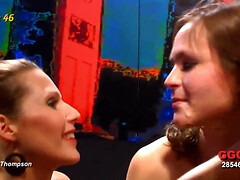 In den arsch, Grosser arsch, Grosse titten, Viele männer bespritzen eine frau, Schwanz, Aufs gesicht abspritzen, Reif, Jungendliche (18+)