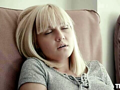 Enthousiasteling, Grote mammen, Blond, Vingeren, Masturbatie, Kort haar, Alleen, Strippen