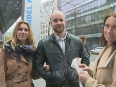 ブロンド, フェラチオ, 女 人男 人, 手コキする, 下着, ハメ撮り, 公共, 三人