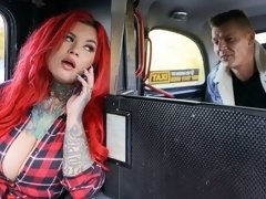デカ尻, 車, 目瞪口呆, 手コキする, オナニー, 淫乱熟女, タトゥー, オッパイの
