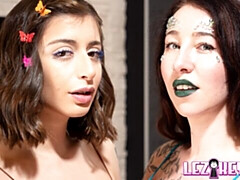 18, デカパイ, 茶髪の, キス, なめる, 下着, ガリガリ, ストリッピング