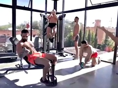 Grosser schwanz, Blasen, Schwul, Sporthalle, Handjob, Milf, Muskel, Öffentlich