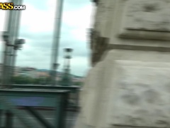 Brunette brune, De plein air, Public, Jarretelles, Se déshabiller